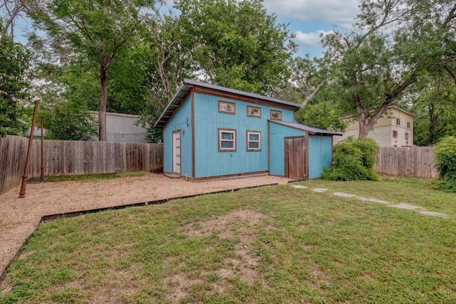 2010 Alguno Rd, Austin, TX 78757 - view of outdoor structure featuring a fenced backyard