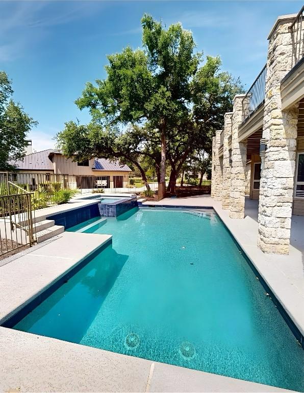 2700 Marina Shores Dr, Spicewood, TX 78669 - view of swimming pool featuring a pool with connected hot tub, a fenced backyard, and a patio area