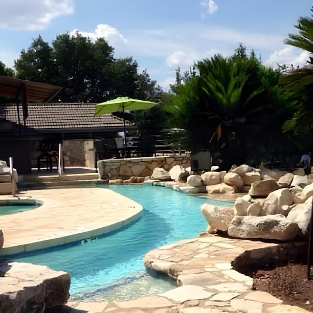 2700 Marina Shores Dr, Spicewood, TX 78669 - swimming pool with a patio