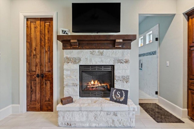 535 Creekside Dr, Salado, TX 76571 - detailed view of a fireplace and baseboards