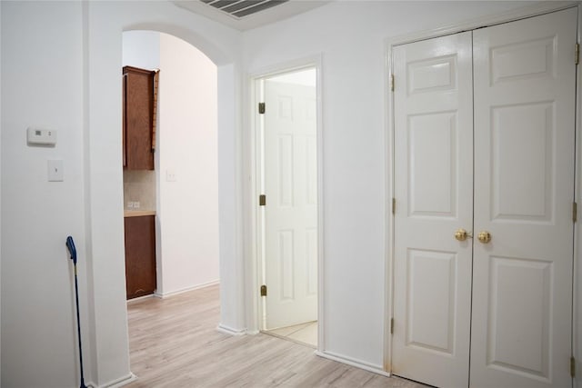 9305 Pioneer Forest Dr, Austin, TX 78744 - hallway featuring arched walkways and light wood-type flooring