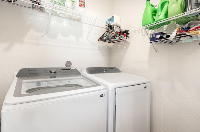 119 Nandina Path, Bastrop, TX 78602 - laundry area featuring washing machine and clothes dryer