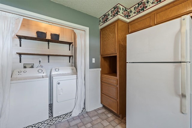506 S Main St, Thrall, TX 76578 - laundry area featuring independent washer and dryer, wainscoting, and a textured ceiling