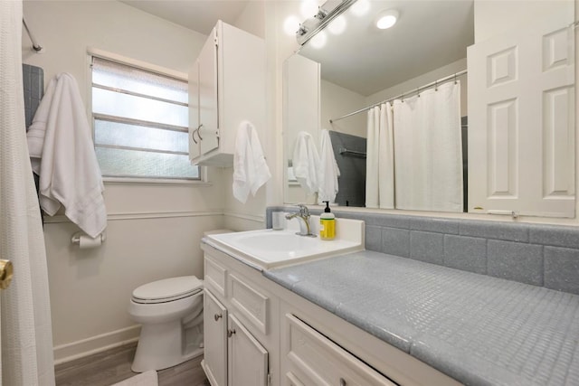 1715 Bluebonnet Ln, Austin, TX 78704 - full bath featuring wood finished floors, toilet, vanity, baseboards, and curtained shower