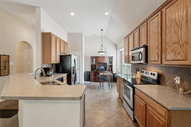722 Tom Kite Dr, Round Rock, TX 78664 - kitchen with appliances with stainless steel finishes, a sink, arched walkways, a peninsula, and backsplash