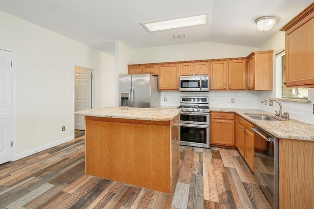 700 Horizon Trl, Cedar Park, TX 78613 - kitchen with stainless steel appliances, a kitchen island, lofted ceiling, backsplash, and light wood-style flooring