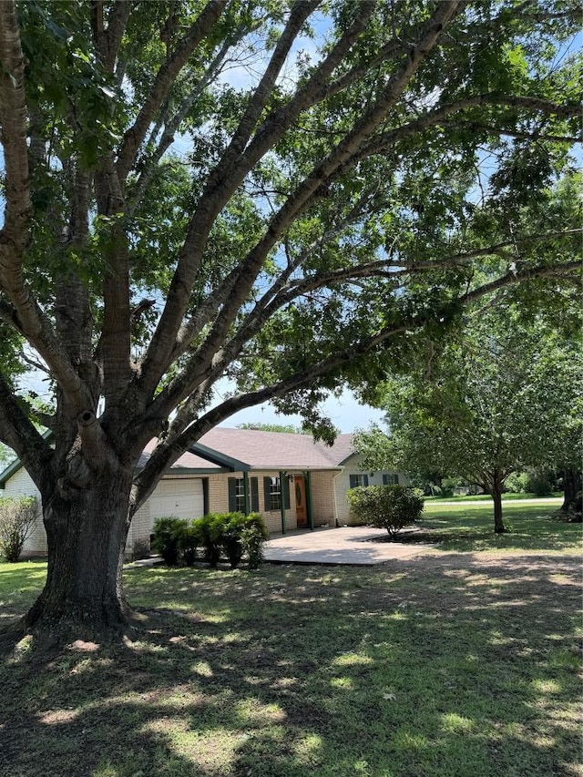 405 Lynch St, Smithville, TX 78957 - view of front of house featuring an attached garage and a front lawn