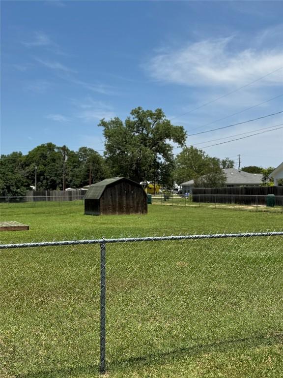 405 Lynch St, Smithville, TX 78957 - view of yard featuring a storage shed