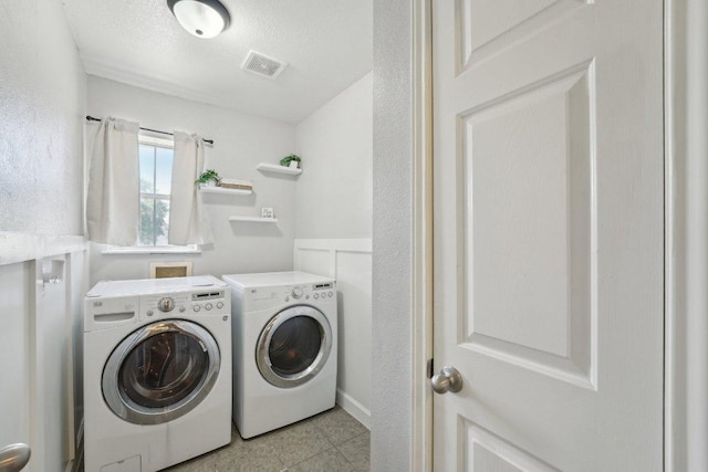 504 Chaparral Dr, Leander, TX 78641 - laundry area featuring washer and dryer and a textured ceiling