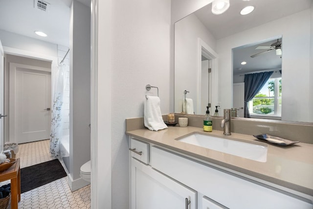 2100 E 10th St, Austin, TX 78702 - full bath with vanity, recessed lighting, shower / tub combo, and ceiling fan
