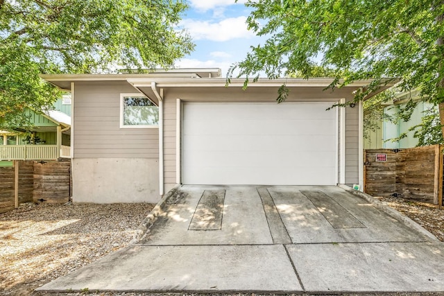 2100 E 10th St, Austin, TX 78702 - garage featuring concrete driveway
