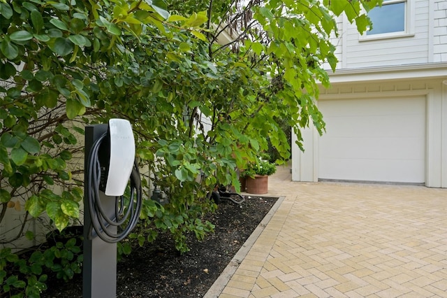 1112 W 10th St, Austin, TX 78703 - garage with decorative driveway