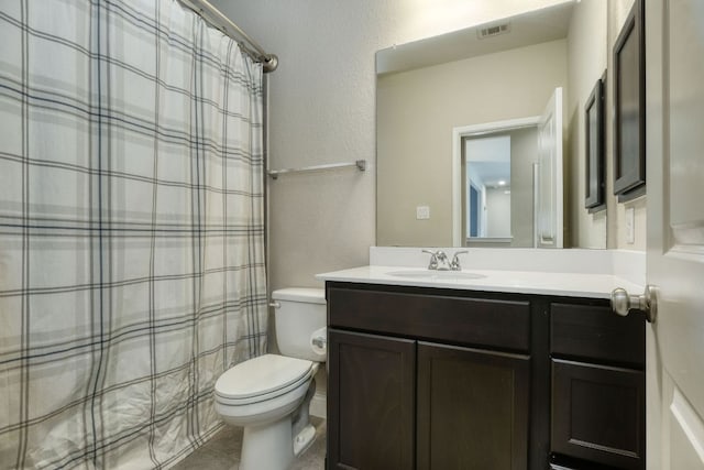 550 Cortona Ln, Georgetown, TX 78628 - bathroom with toilet, vanity, and a shower with curtain