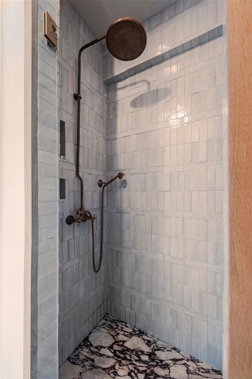 8608 Georgian Dr, Austin, TX 78753 - full bathroom featuring a tile shower