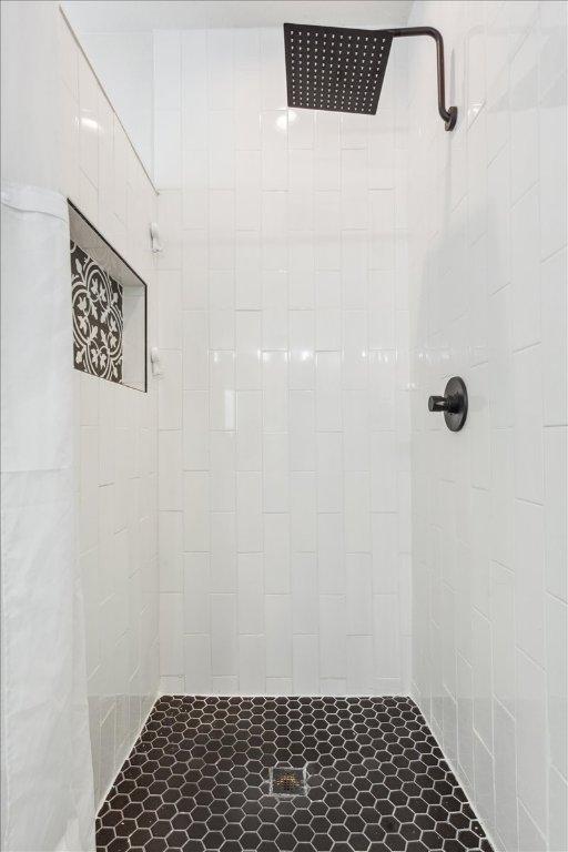 119 Tallwood Cir, Salado, TX 76571 - full bathroom with a tile shower