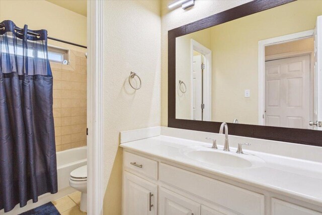 119 Tallwood Cir, Salado, TX 76571 - full bath featuring vanity, toilet, shower / bathtub combination with curtain, tile patterned floors, and a textured wall
