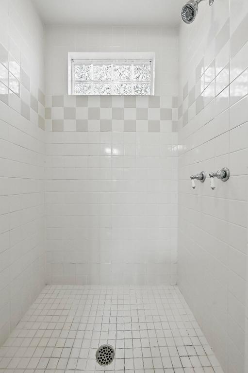 905 Juanita St, Austin, TX 78704 - full bath featuring a tile shower