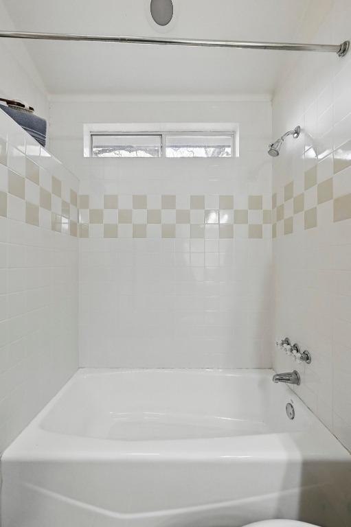 905 Juanita St, Austin, TX 78704 - bathroom with washtub / shower combination