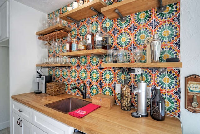5606 Longhorn Lndg, Austin, TX 78734 - indoor wet bar with tasteful backsplash