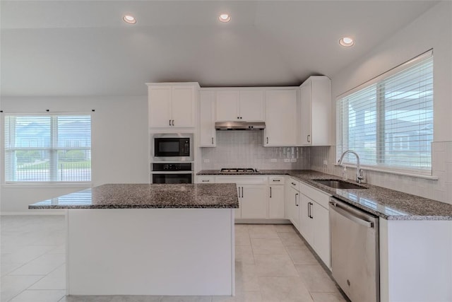 2800 Joe Dimaggio Blvd Unit 95, Round Rock, TX 78665 - kitchen featuring stainless steel appliances, a sink, under cabinet range hood, dark stone countertops, and recessed lighting