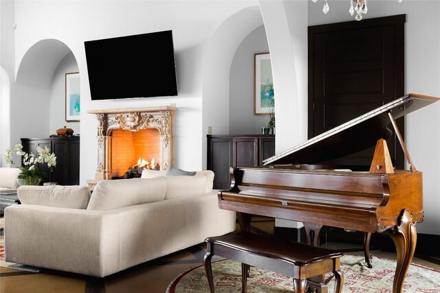 111 Piazza Vetta Dr, Austin, TX 78734 - living area featuring arched walkways