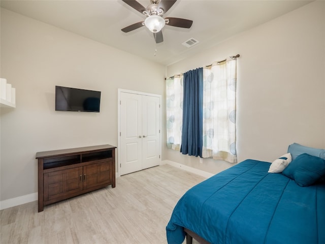 128 Naalehu Ct, Bastrop, TX 78602 - bedroom featuring wood finished floors, baseboards, a ceiling fan, and a closet