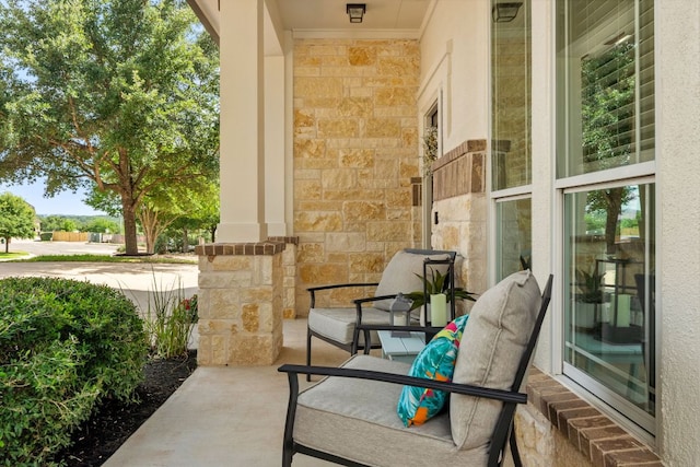 7820 Oteka Cv, Austin, TX 78735 - view of covered porch