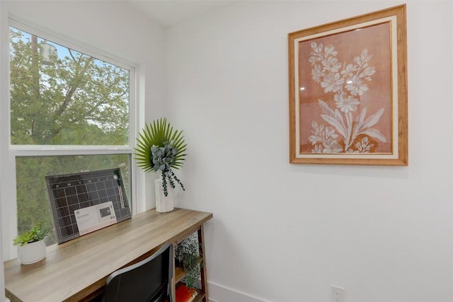 1200 E 52nd St Unit 105, Austin, TX 78723 - home office with baseboards