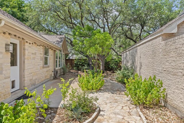 16 Troon Dr, Lakeway, TX 78738 - view of yard featuring a patio area