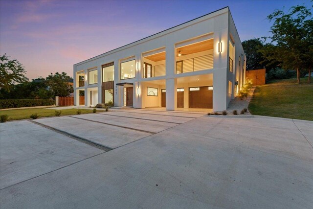 902 Challenger St, Lakeway, TX 78734 - contemporary home with stucco siding, a front lawn, and a balcony