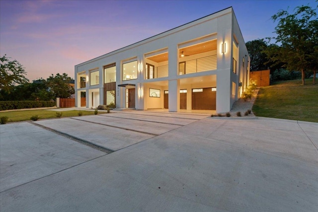 902 Challenger St, Lakeway, TX 78734 - contemporary home featuring stucco siding, a front yard, and a balcony