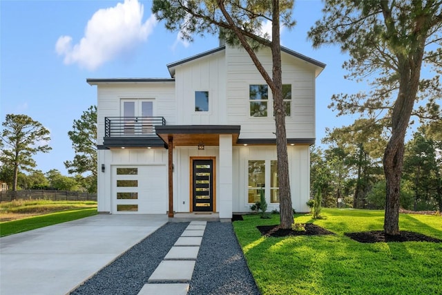 121 Mokolii Ct, Bastrop, TX 78602 - contemporary home featuring a balcony, board and batten siding, a garage, and driveway