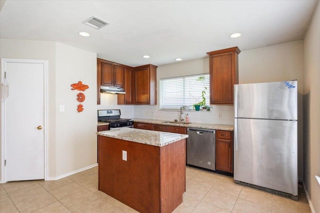 3005 Sugar Berry Cv, Round Rock, TX 78664 - kitchen featuring stainless steel appliances, a sink, decorative backsplash, a kitchen island, and under cabinet range hood