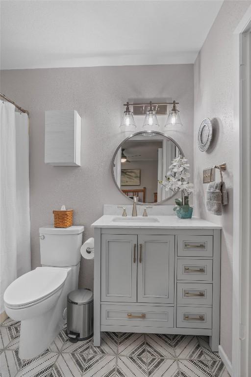 5608 Cougar Dr Unit 226, Austin, TX 78745 - full bath featuring vanity, toilet, and curtained shower