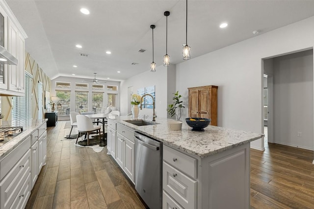 400 Saturnia Dr, Georgetown, TX 78613 - kitchen featuring appliances with stainless steel finishes, a sink, dark wood finished floors, white cabinetry, and a center island with sink