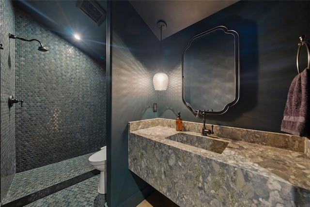 12203 Trailmaster Dr, Austin, TX 78737 - full bath featuring tiled shower, vanity, toilet, and tile patterned floors