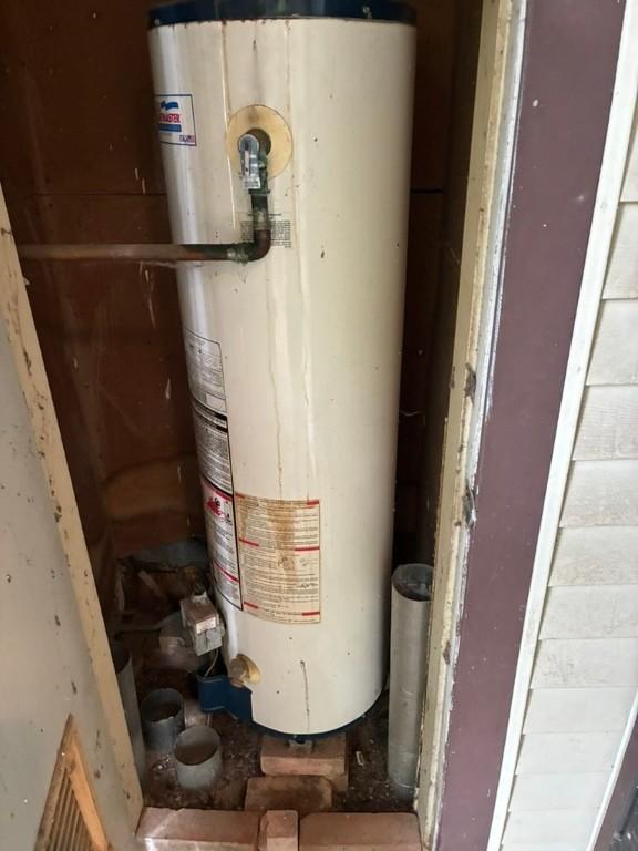 620 Amesbury Ln, Austin, TX 78752 - utility room featuring gas water heater