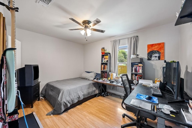 2207 Palmera Cv, Austin, TX 78744 - bedroom with wood finished floors, a desk, and ceiling fan