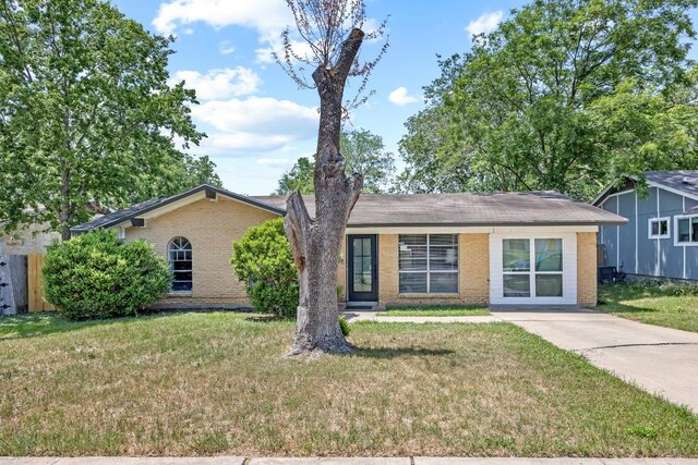 2207 Palmera Cv, Austin, TX 78744 - ranch-style home featuring brick siding and a front lawn