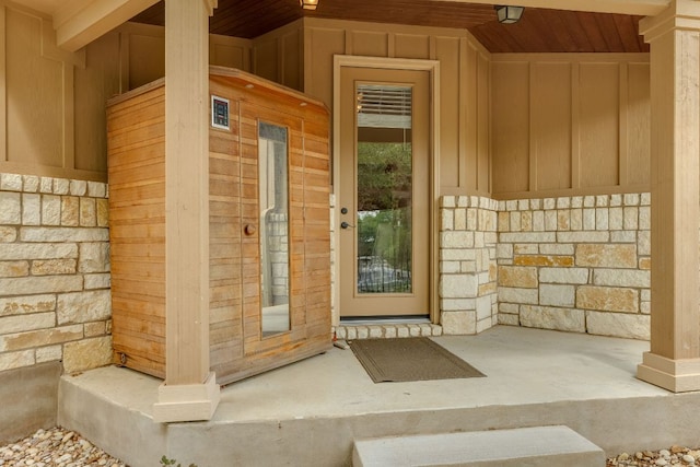 201 Thomas Ridge Rd, Burnet, TX 78611 - property entrance with board and batten siding and stone siding
