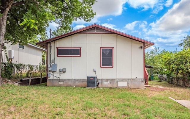 2104 New York Ave, Austin, TX 78702 - back of property featuring a yard and central AC