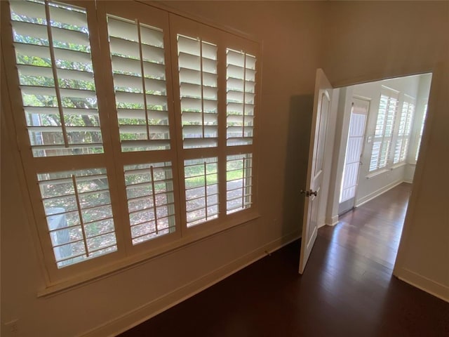 2210 Onion Creek Pkwy Unit 901, Austin, TX 78747 - entryway featuring baseboards and dark wood-type flooring