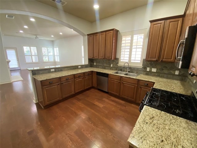 2210 Onion Creek Pkwy Unit 901, Austin, TX 78747 - kitchen with appliances with stainless steel finishes, a sink, dark wood-style floors, plenty of natural light, and recessed lighting