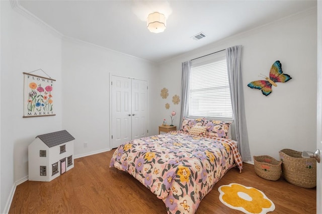 11817 Lake Stone Dr, Austin, TX 78738 - bedroom with wood finished floors, ornamental molding, a closet, and baseboards
