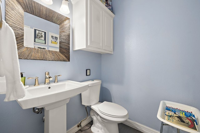 10003 Baxter Ln, Austin, TX 78736 - bathroom featuring baseboards and toilet