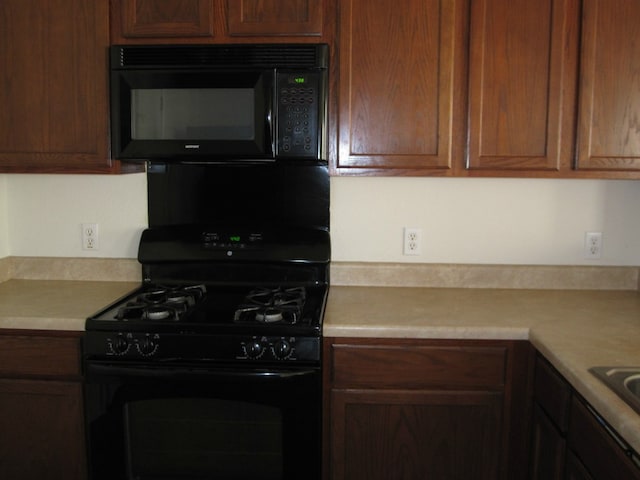 6708 Ferrystone Pass, Del Valle, TX 78617 - kitchen featuring black appliances and light countertops