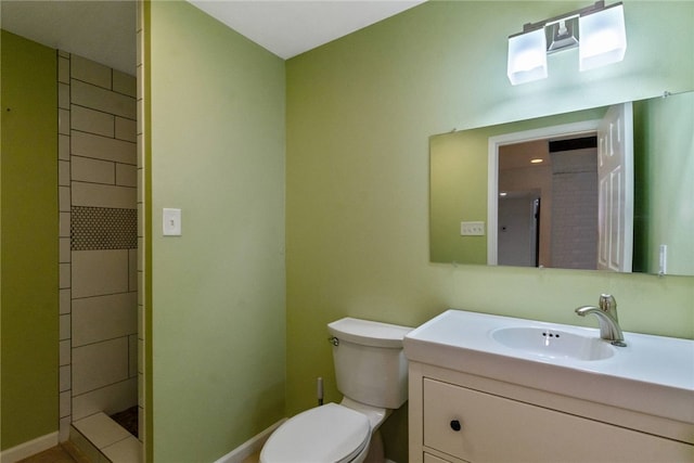 17903 Lafayette Park Rd, Jonestown, TX 78645 - bathroom with toilet, vanity, a tile shower, and baseboards
