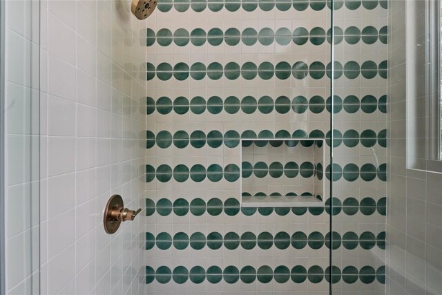 7809 Hardy Dr, Austin, TX 78757 - full bathroom featuring tiled shower