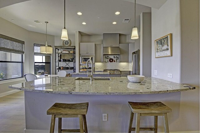8200 SW Pkwy Unit 721, Austin, TX 78735 - kitchen featuring gray cabinetry, a sink, tasteful backsplash, recessed lighting, and a kitchen bar