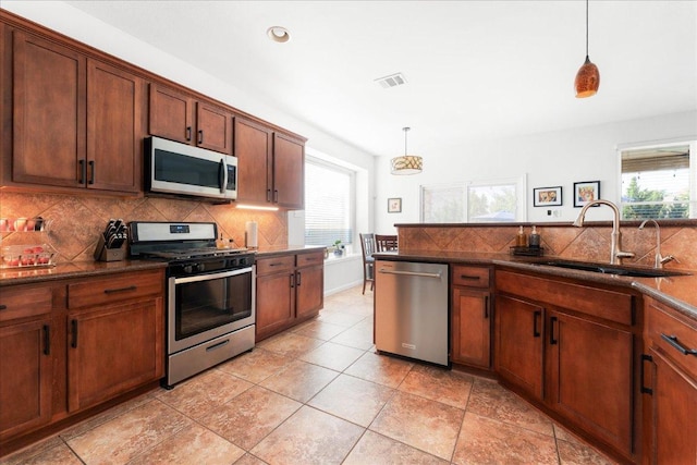 141 Wildcat Draw Dr, Buda, TX 78610 - kitchen featuring stainless steel appliances, a sink, plenty of natural light, tasteful backsplash, and recessed lighting